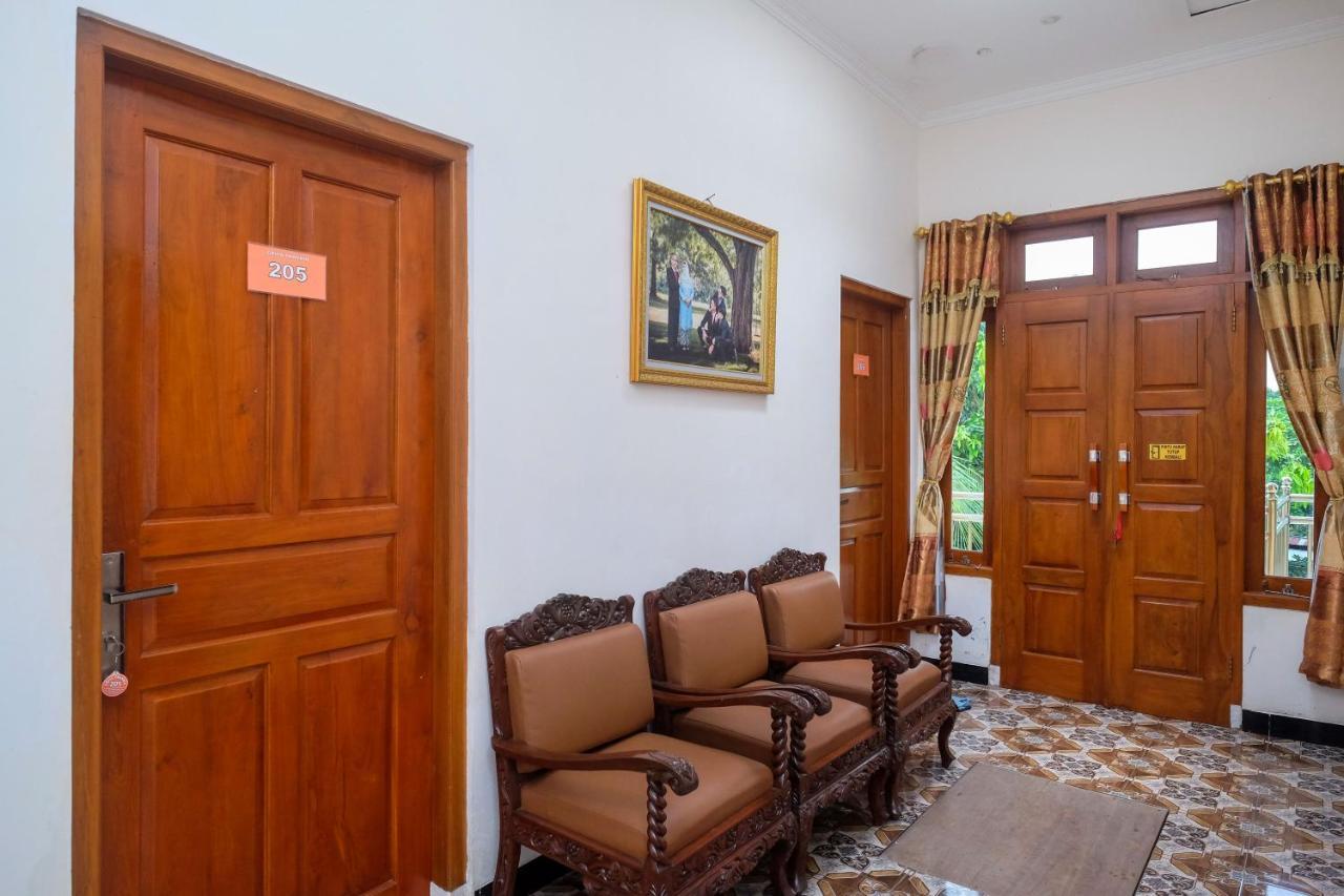 Reddoorz Syariah @ Griya Thamrin Manahan Solo Exteriör bild