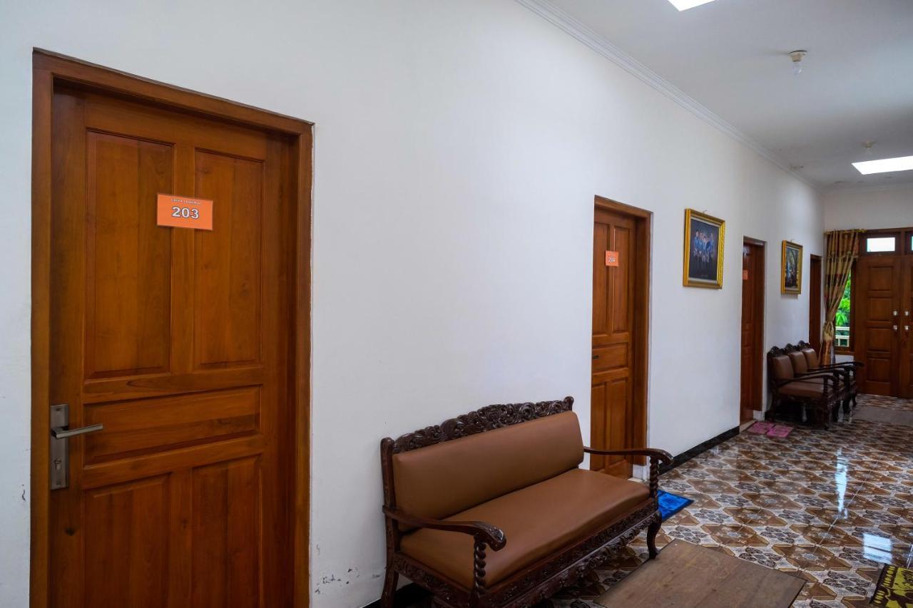 Reddoorz Syariah @ Griya Thamrin Manahan Solo Exteriör bild